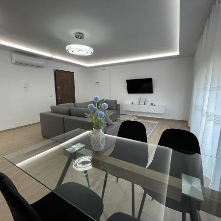 New Bazaar 2022 Apartment Tiranë Luaran gambar